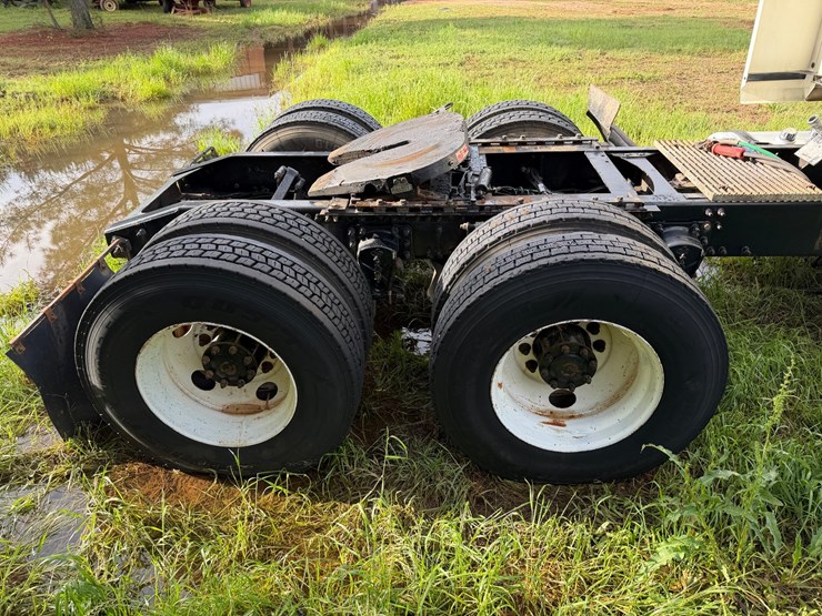 #502-•-#502-•-2005-mack-cxn613-truck---2005-mack-road-tractor-w/-sleeper-image-9