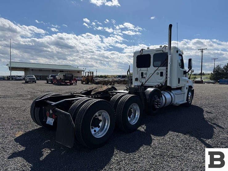 2012-freightliner-cascadia-125-image-5