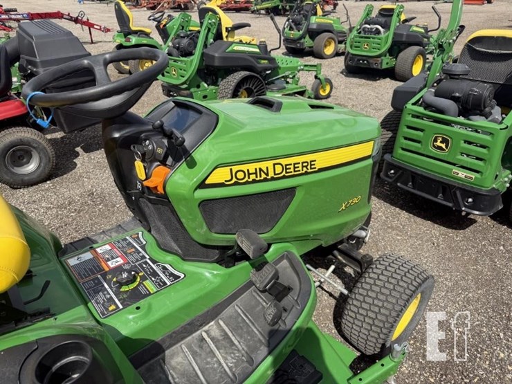 2022-john-deere-x730-image-16