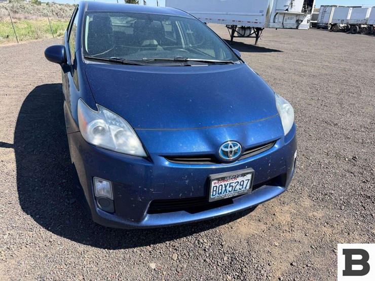 2011-toyota-prius-hatchback-image-8