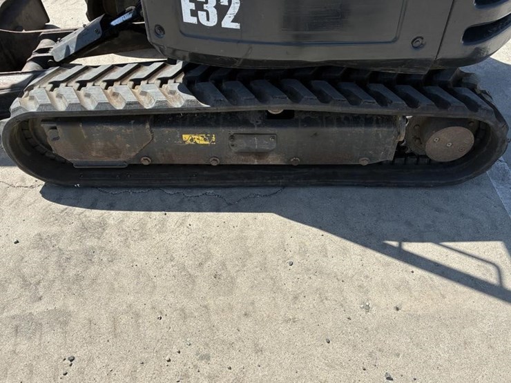 2015-bobcat-e32-image-22
