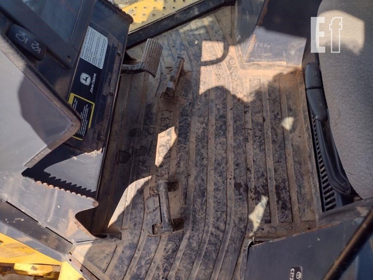 2008-deere-750j-lt-image-12