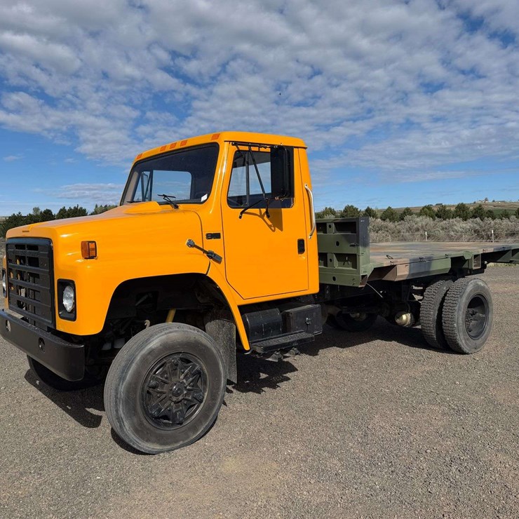 1985 International 1854 Flatbed Truck