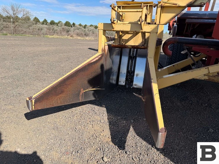 new-holland-1085-image-17