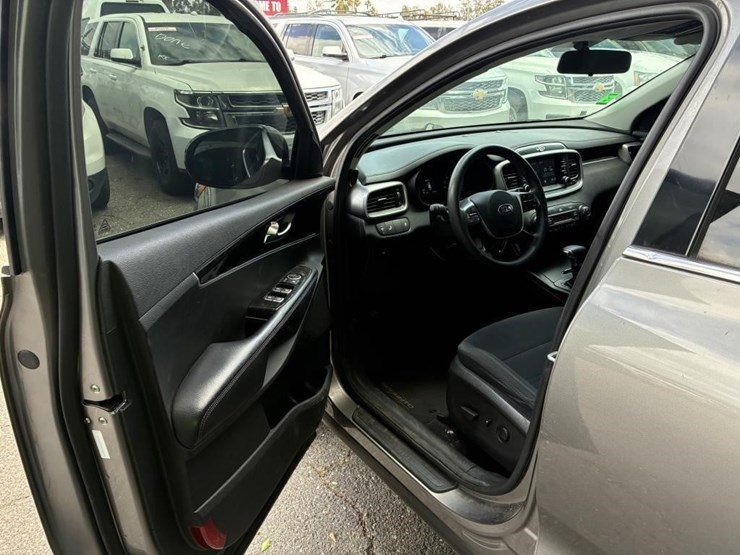 2019-kia-sorento-lx-image-18