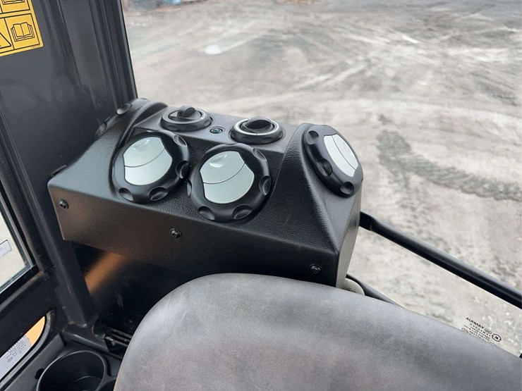 2024-case-cx37c-image-31