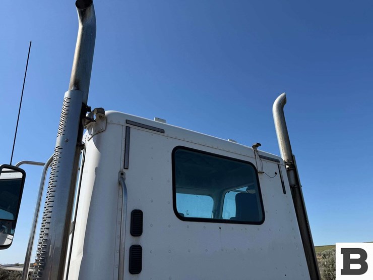 2012-freightliner-coronado-sd-tractor-truck-image-17