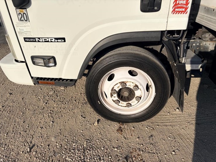 2015-isuzu-npr-image-10