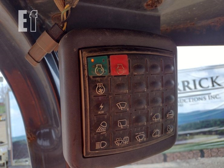 2013-deere-700k-lgp-image-12