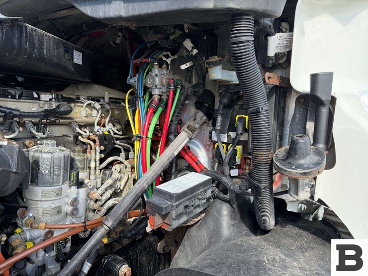 2012-freightliner-cascadia-125-image-43