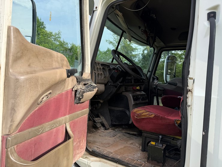 #502-•-#502-•-2005-mack-cxn613-truck---2005-mack-road-tractor-w/-sleeper-image-22