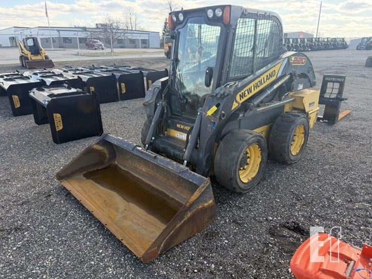 2016-new-holland-l220-image-1