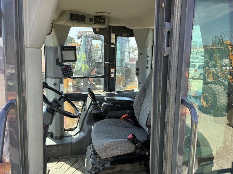 2021-deere-624l-image-17