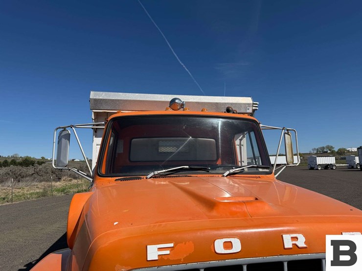 1979-ford-800-image-9