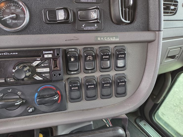 2016-peterbilt-367-image-18