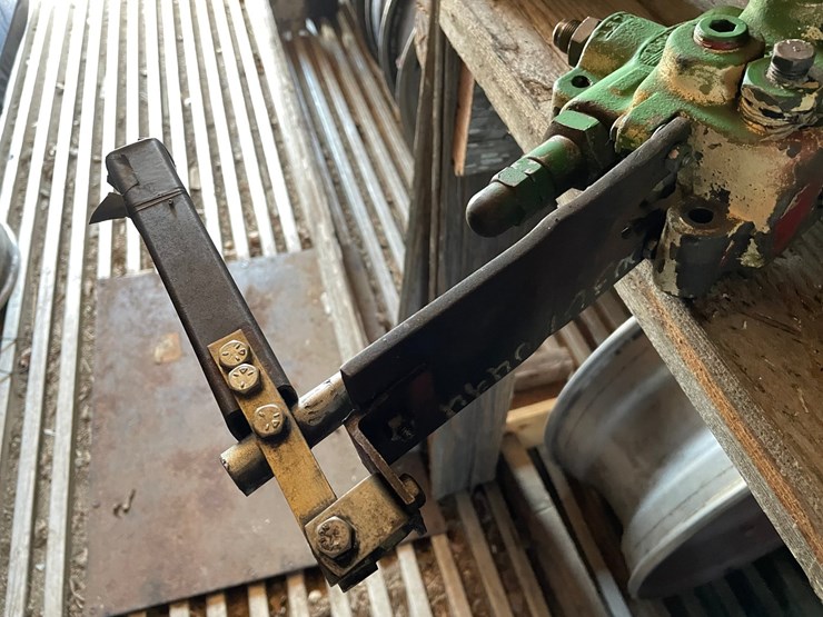 #10442-•-single-hydraulic-valve-image-8
