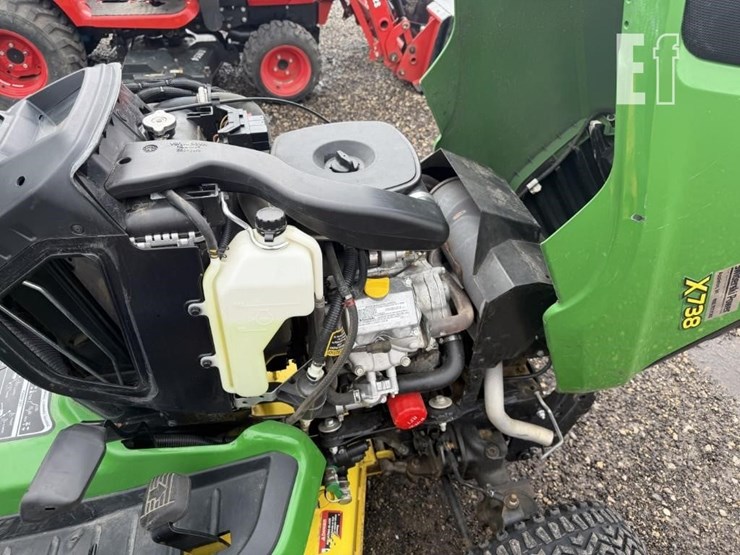 2017-john-deere-x738-image-17