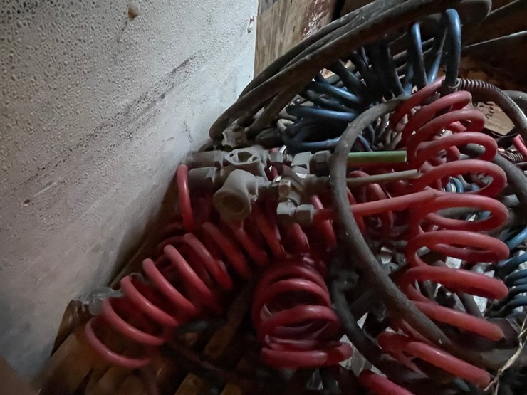 #10421-•-assorted-semi-tractor-air-lines-image-3