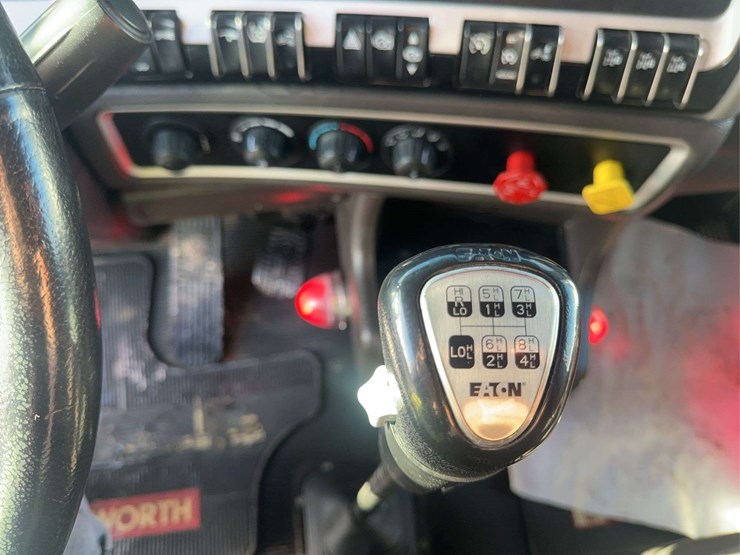 2022-kenworth-t800-image-31