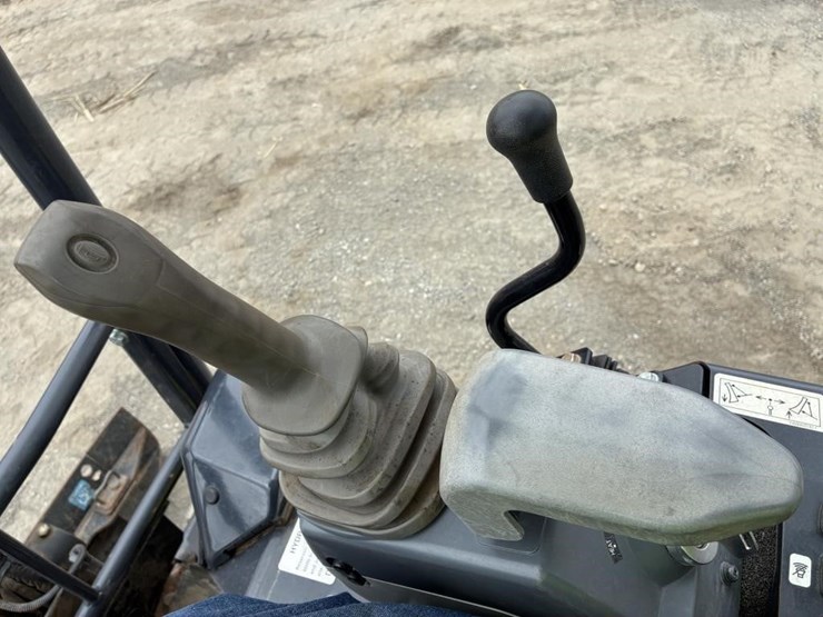 2023-deere-17g-image-21