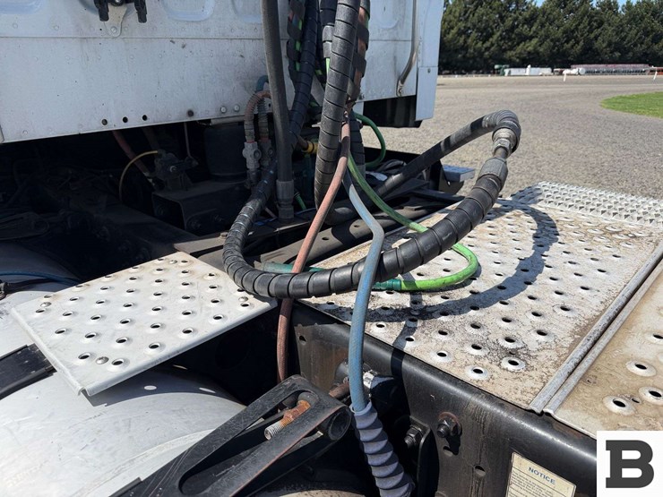 2016-freightliner-m2-bobtail-tractor-truck-image-14