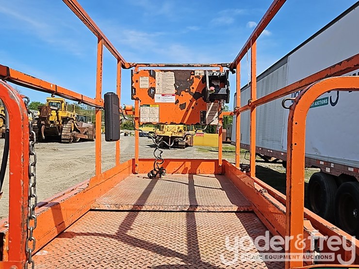 2016-jlg-3246e-image-11