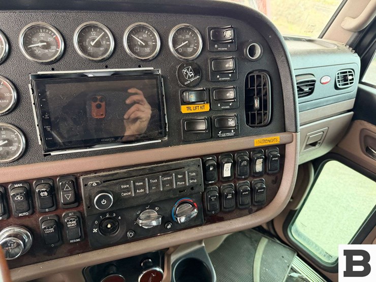 2013-peterbilt-388-image-67