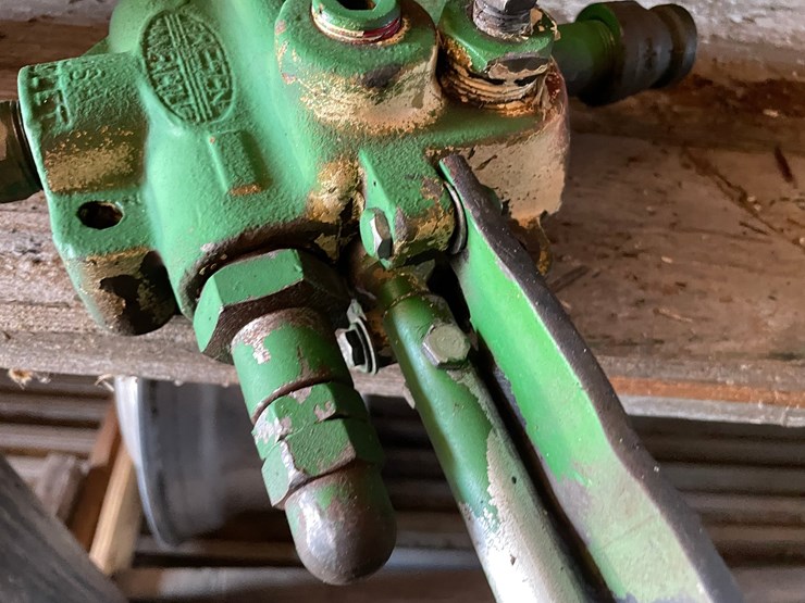 #10442-•-single-hydraulic-valve-image-10