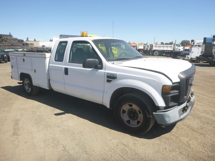 2008-ford-extra-cab-utility-truck-image-2