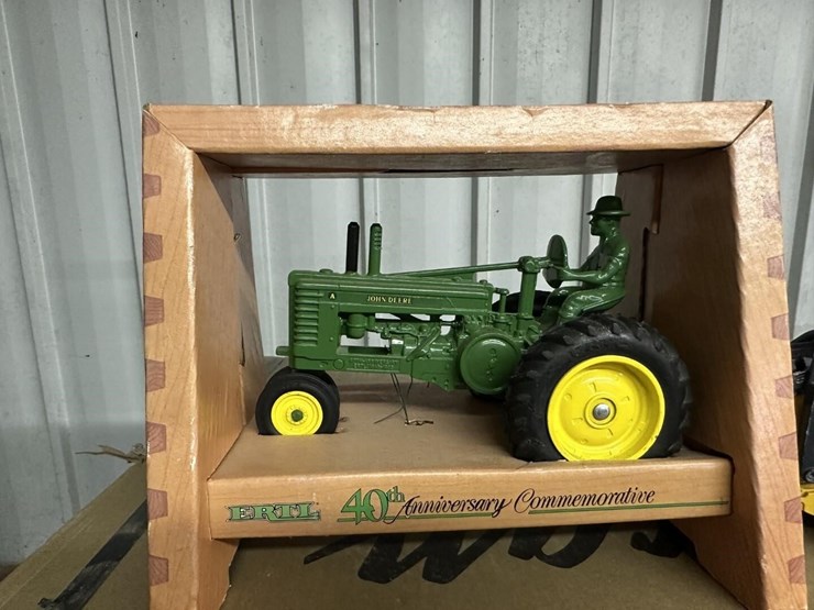 vintage-toy-tractors-image-2