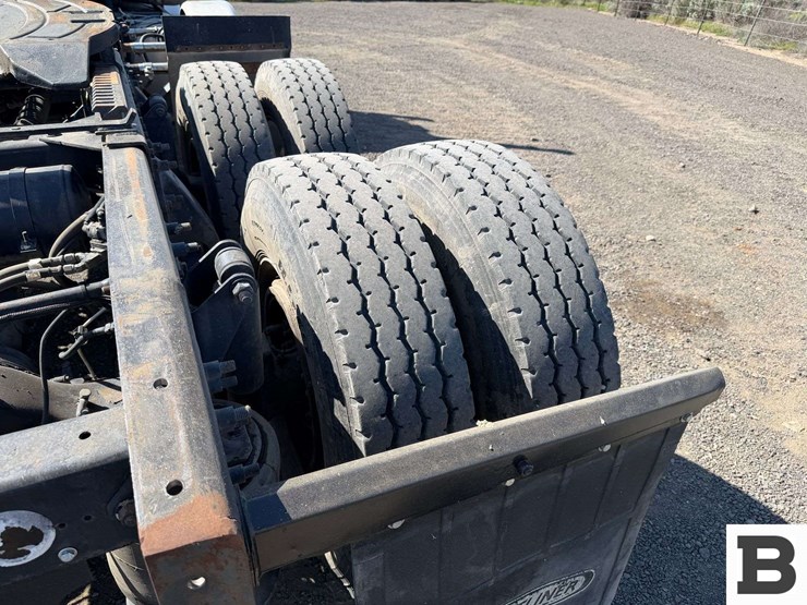 2012-freightliner-coronado-sd-tractor-truck-image-36