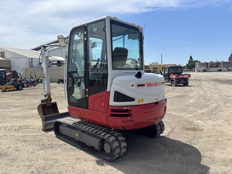 2020-takeuchi-tb240-image-4
