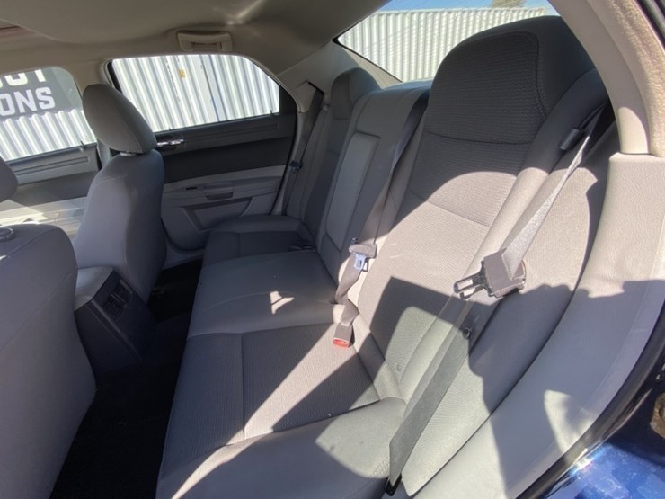 2006-chrysler-300-sedan-image-26