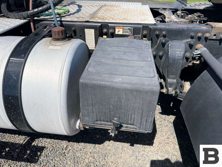 2016-freightliner-m2-bobtail-tractor-truck-image-13