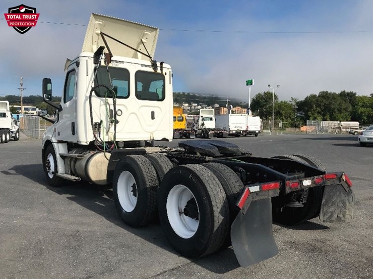 2019-freightliner-cascadia-126-image-2