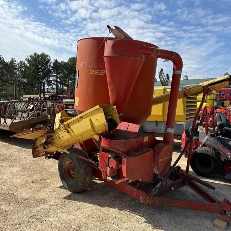 NEW HOLLAND 352