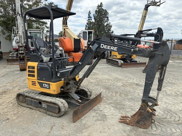 2023-deere-17g-image-2