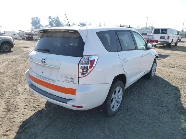 2014-toyota-rav4-image-4