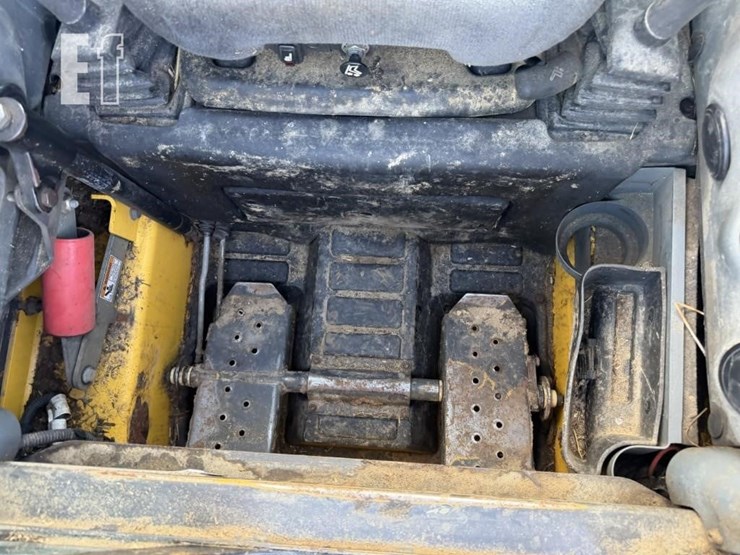 2016-new-holland-l220-image-14