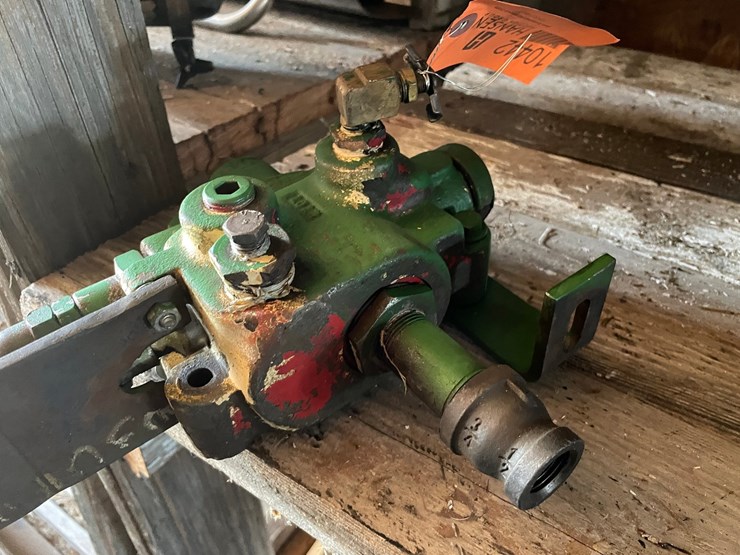 #10442-•-single-hydraulic-valve-image-4