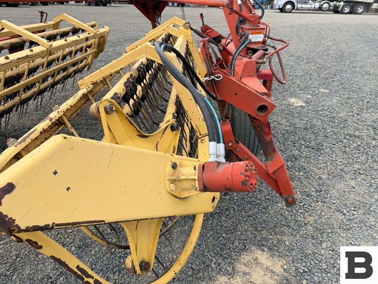 new-holland-216-image-26