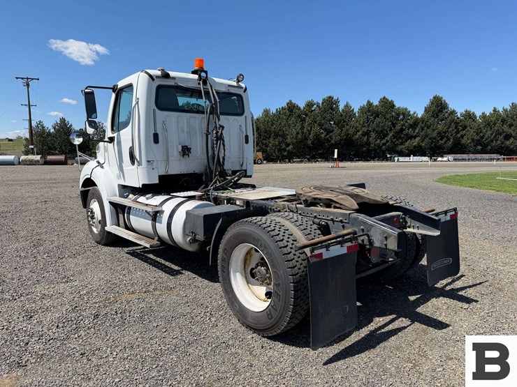 2016-freightliner-m2-bobtail-tractor-truck-image-3
