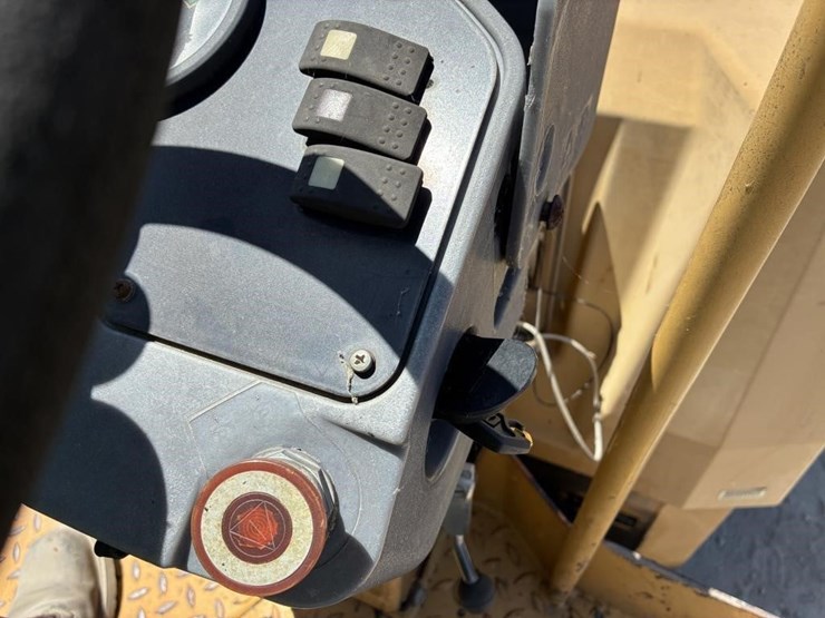 2009-caterpillar-cb24-image-14