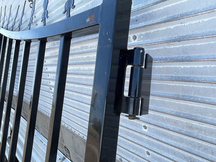 #10387-•-set-of-7'-bi-parting-metal-gates-image-11