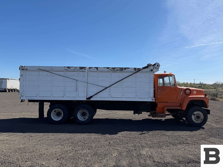 1979-ford-800-image-6