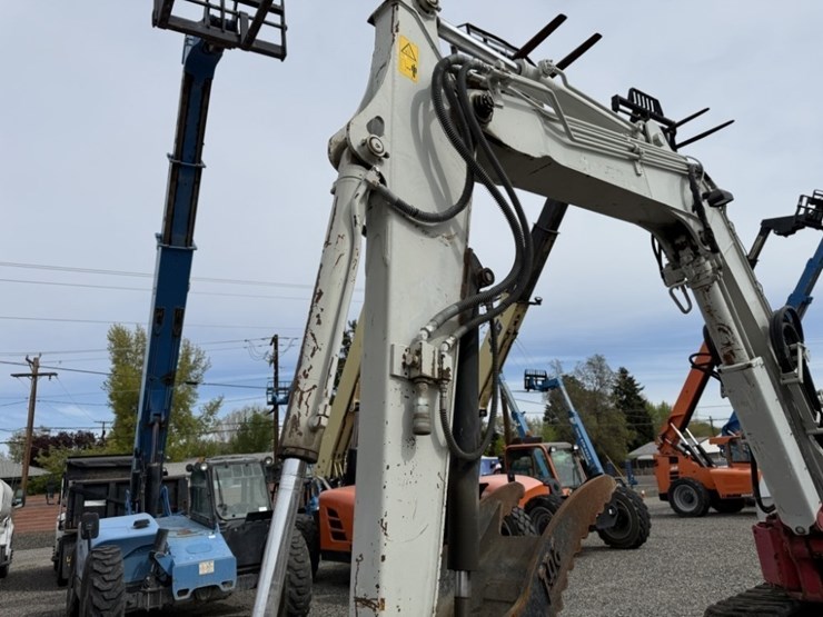 2016-takeuchi-tb280fr-image-19