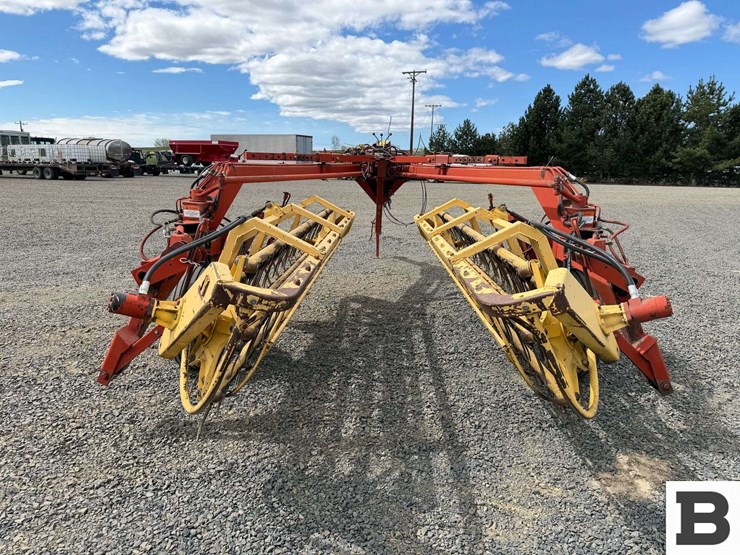 new-holland-216-image-4