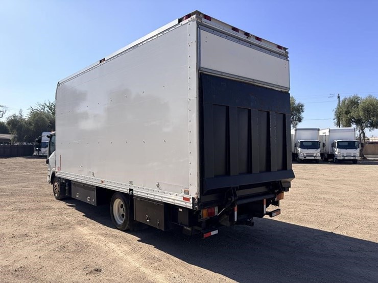 2015-isuzu-nrr-image-4