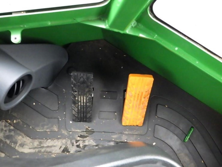 2022-deere-648l-image-40