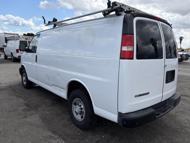 2017-chevrolet-express-2500-image-4